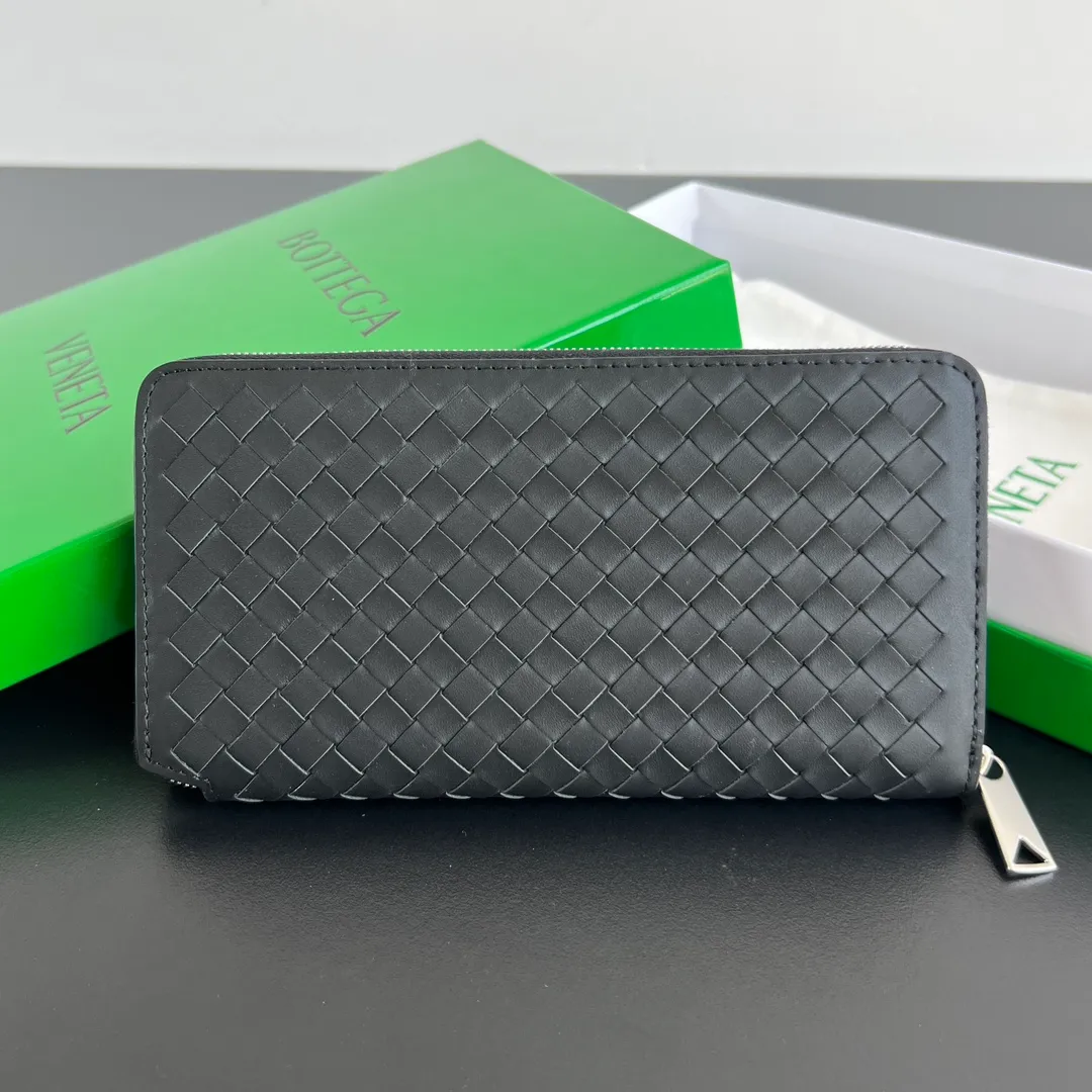 #Bv New Fine Woven Wallet 814680 The beloved small braid is back🎈Made of cowhide braid, soft, comfortable and textured. The detailed internal partition design and high-quality lining material ensure the durability and orderliness of the wallet. It can store cash/cards and other small items. It is very practical. It is enough to take it with you when you go out. This wallet is definitely your best choice. Size: 19x10x2 P1000